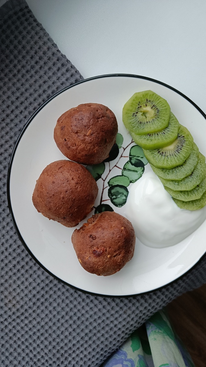 Ела со сметаной и киви.