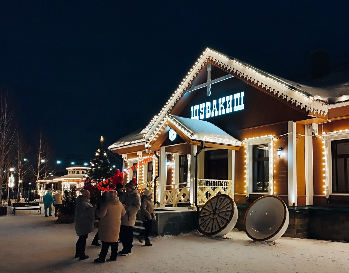 Вид на вокзал со стороны посëлка