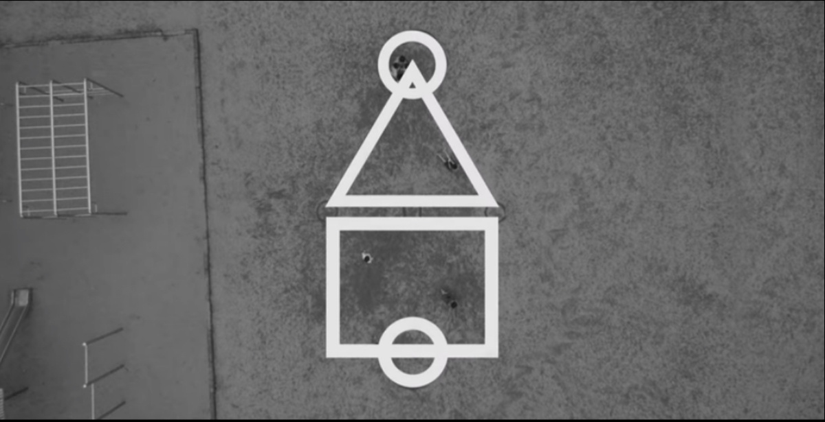 Контур состоит из двух кругов в верхней и нижней частях поля, квадрата, пересекающего нижний круг, и треугольника, пересекающего верхний круг.