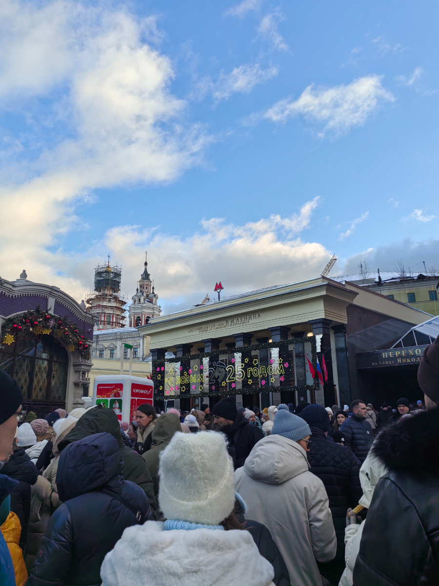 Толкотня у метро Театральная днем. Вечером людей гораздо больше