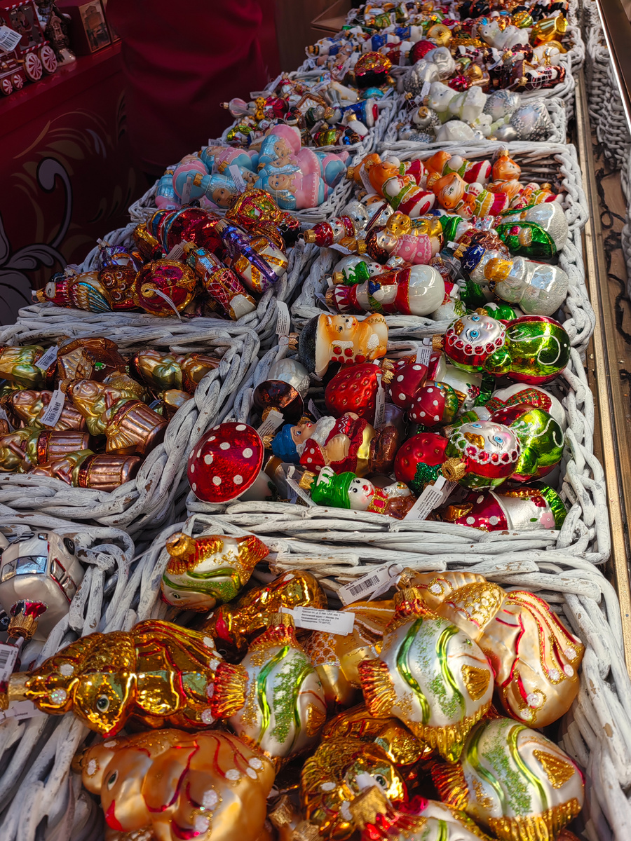 Новогодние игрушки в ГУМе у фонтана