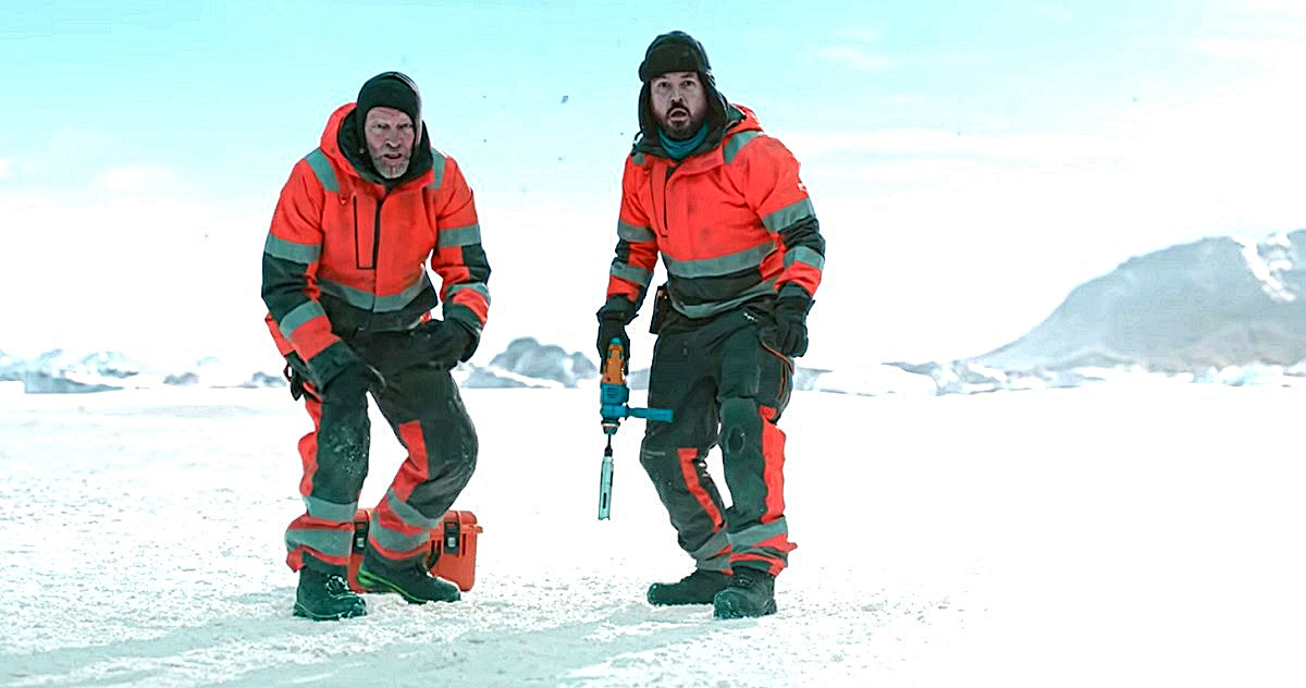 - Похоже, это песец. - Нет, это белый медведь! - Я и говорю: кому медведь, а кому-то и песец.