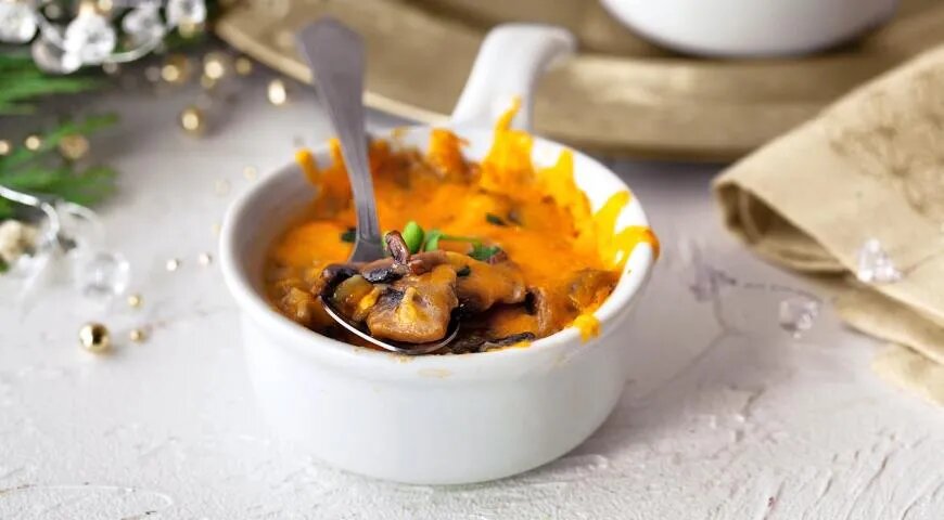   Жюльен с индейкой и грибами в духовке (ООО «Издательский дом «Гастроном»)