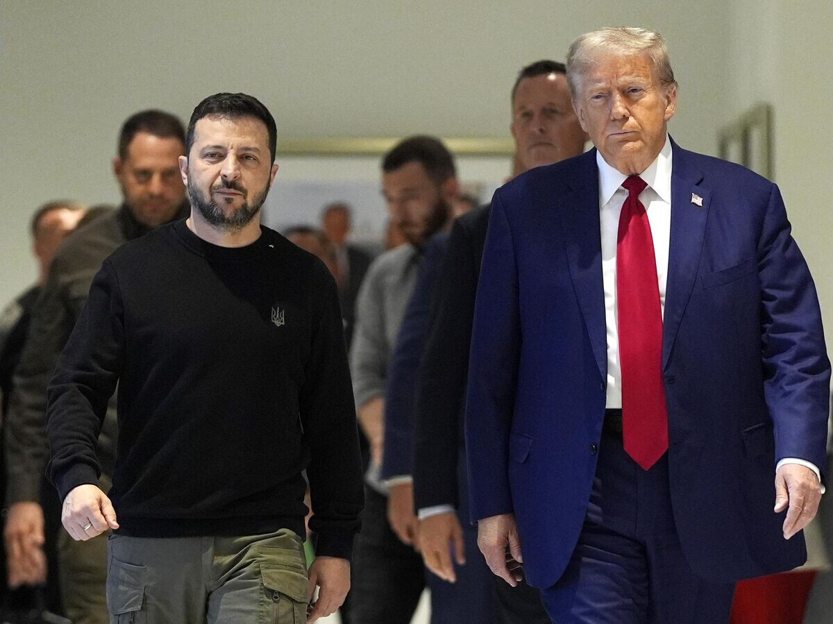    Владимир Зеленский и Дональд Трамп во время встречи в "Башне Трампа" в Нью-Йорке© AP Photo / Julia Demaree Nikhinson