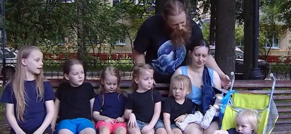 Семья Тепляковых дает интервью одному из телевизионных каналов