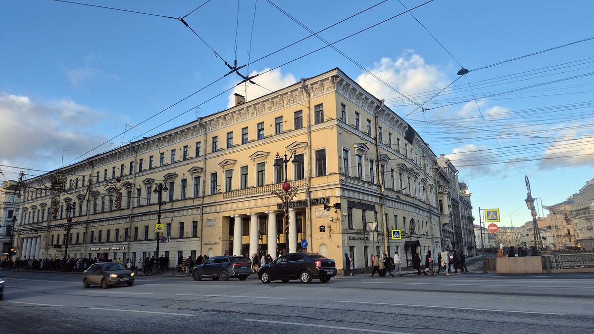 Кстати, в этом доходном доме снимал комнату создатель самого роскошного русского гастронома — купец Елисеев. Здесь же на первом этаже он открыл свою первую торговую лавку 