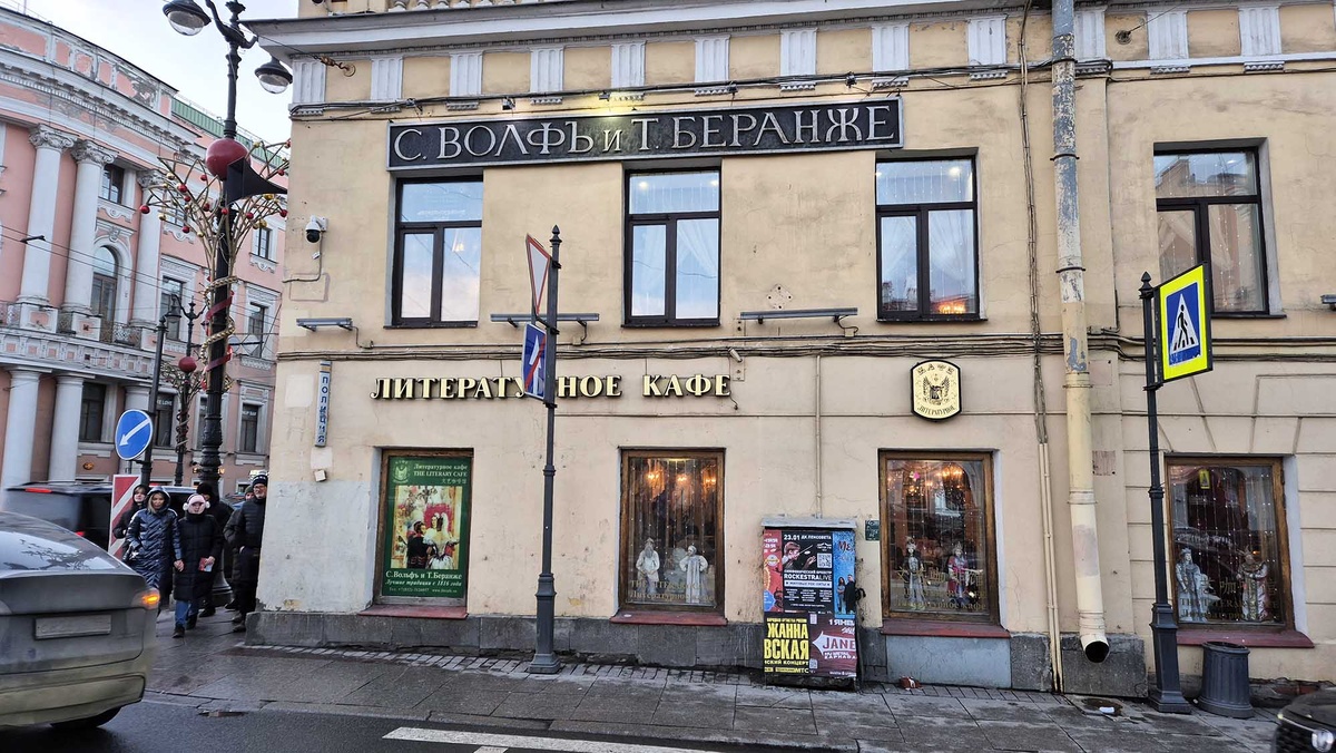 Во второй половине 20 века старинную вывеску кондитерской отреставрировали. Листайте галерею, чтобы увидеть ещё фото