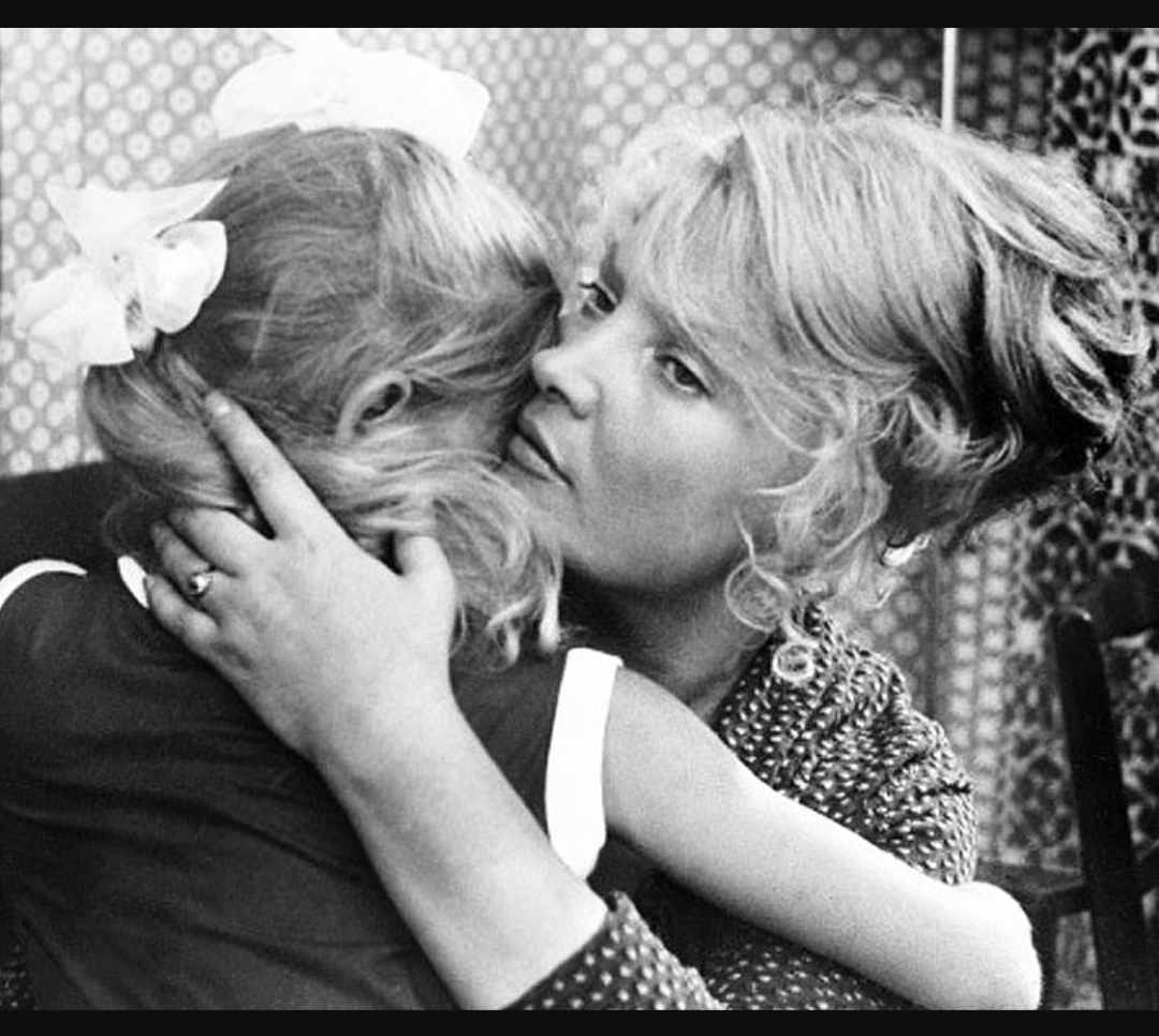 Кадры из фильма " Мачеха"