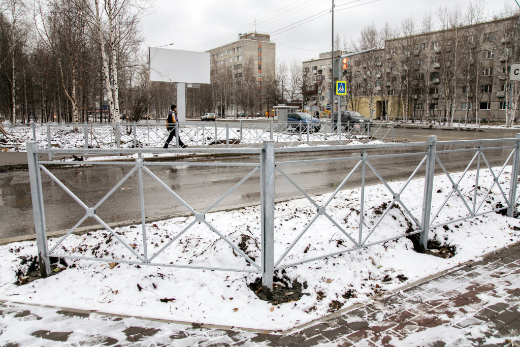    В мэрии Сургута объяснили, почему убрали забор у почты на Островского