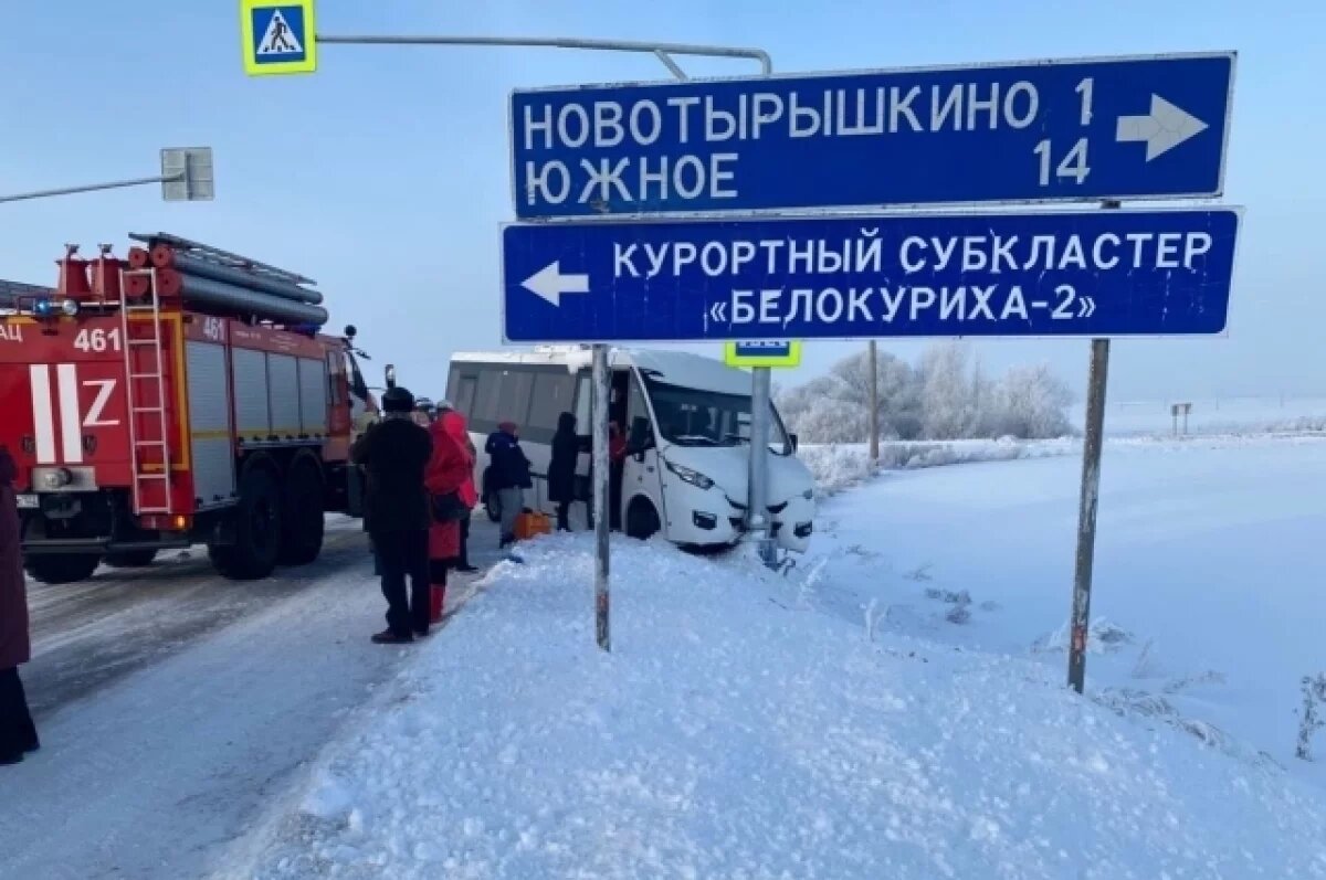    На Алтае пассажирский автобус вылетел с трассы и врезался в столб