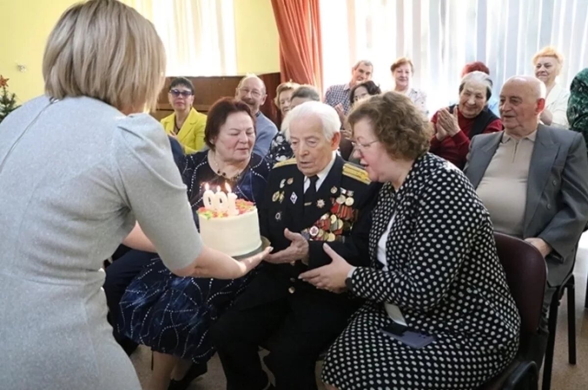   Мэр Новосибирска поздравил со 100-летием ветерана ВОВ Фролова