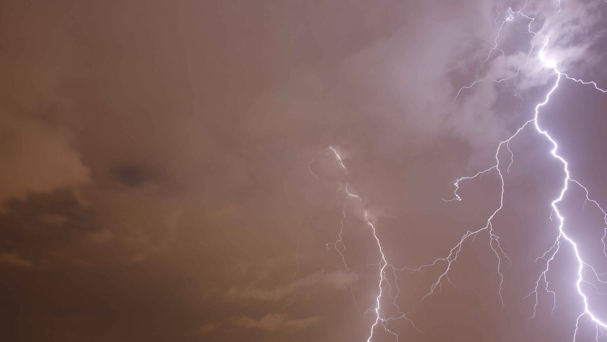    Летняя гроза приносит освежающий запах озона. Источник изображения: dzen.ru