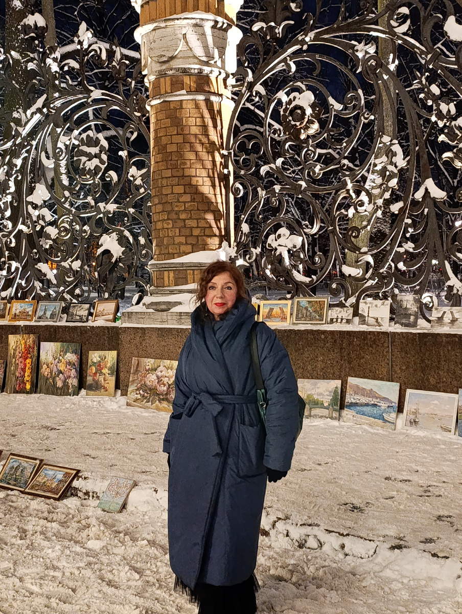 Автор у решетки Михайловского сада. 