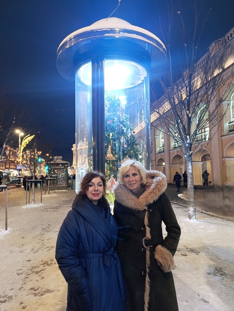 Мы с подругой Ириной, у Гостинки. 