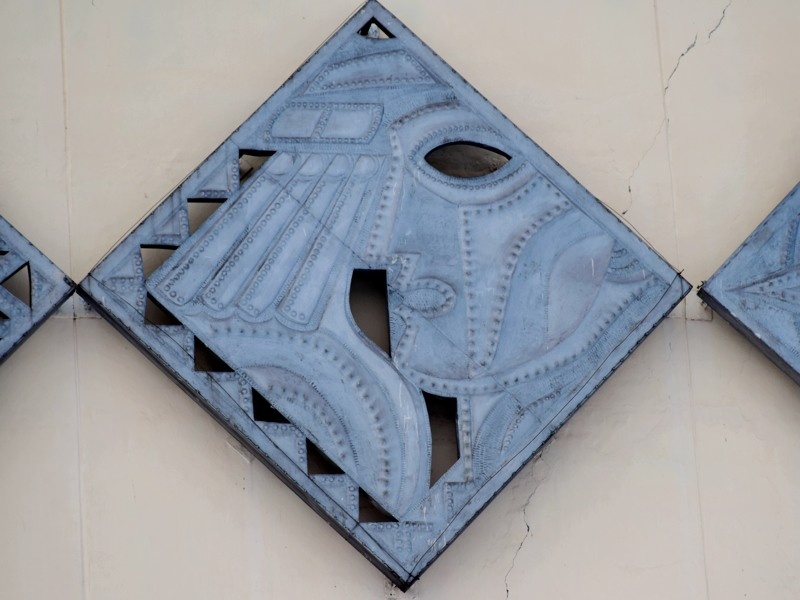 Каменск-Уральский - город металлургов, об этом напоминает множество напоминалок на стенах зданий от мозаики до железных пластин в виде чеканки.