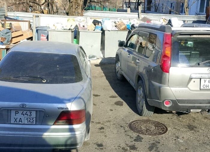 На мусоровозах действительно работают водители-виртуозы с железными нервами – каждый день они на волосок от того, чтобы смять несколько машин на десятки миллионов / Фото: Приморский экологический оператор