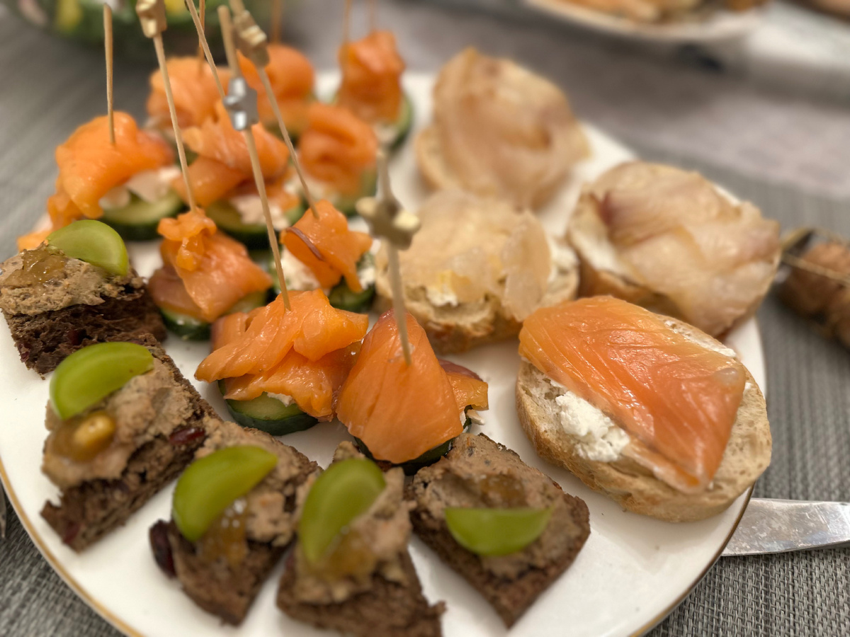 Канепе с рыбой, паштеом 