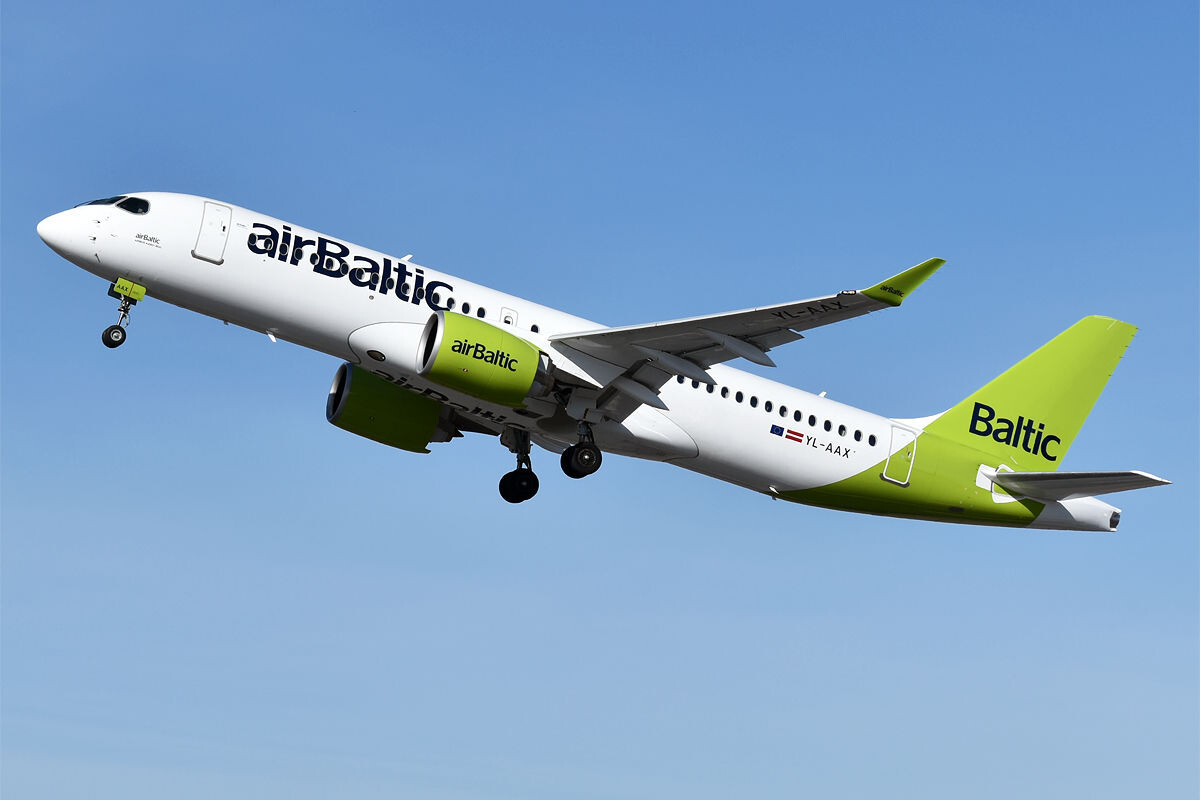Редкий случай: в небе Airbus A220-300 латвийской airBaltic © airBaltic