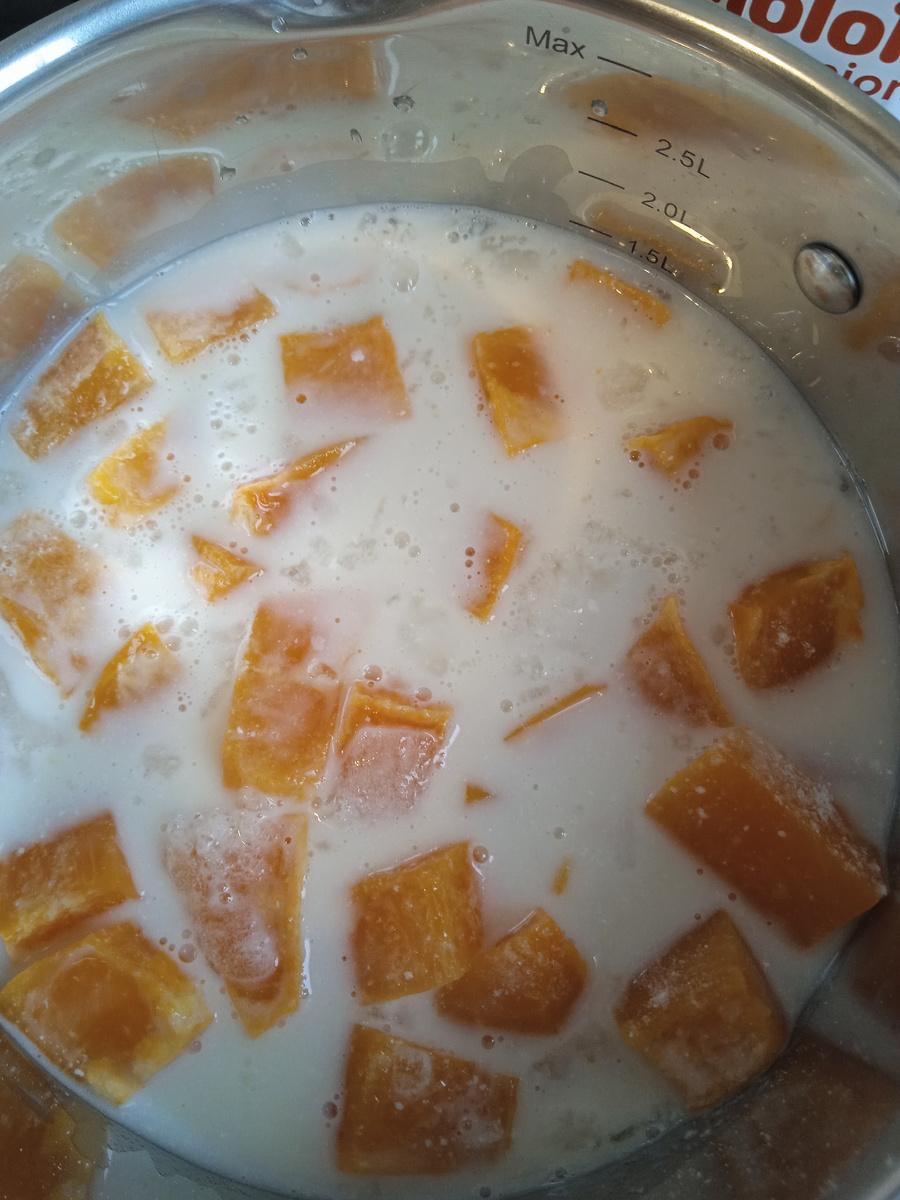 Тыква в не молоке с кокосом в кастрюле.