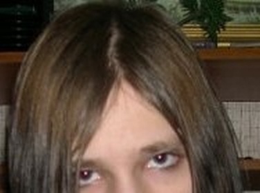 16 лет. На фото виден оригинальный цвет волос и бровей.