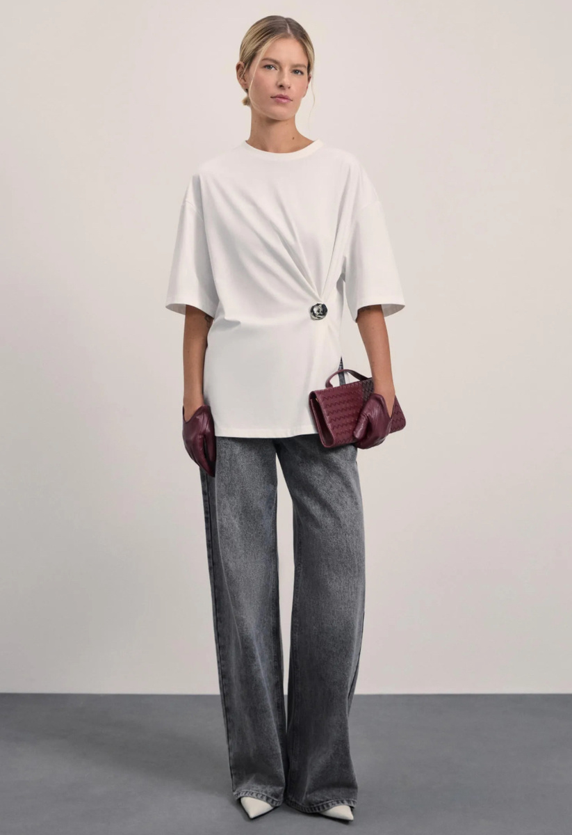 Широкие серые джинсы