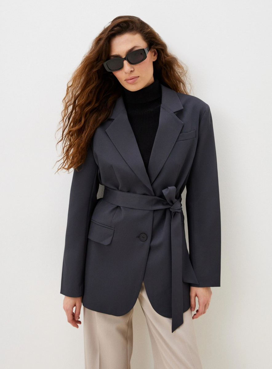 Серый жакет с широким поясом 