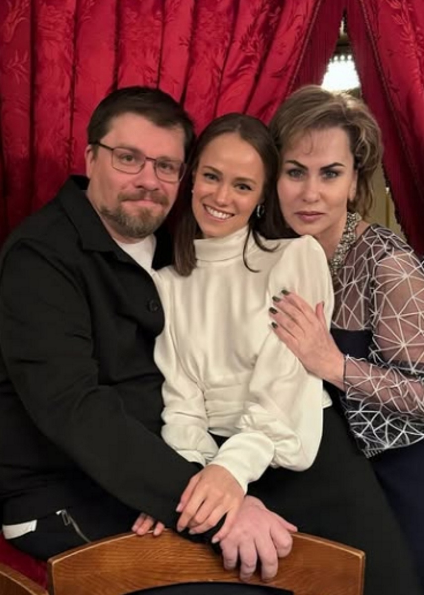 Гарик Харламов с женой Катериной Ковальчук на балете. Фото: соцсети