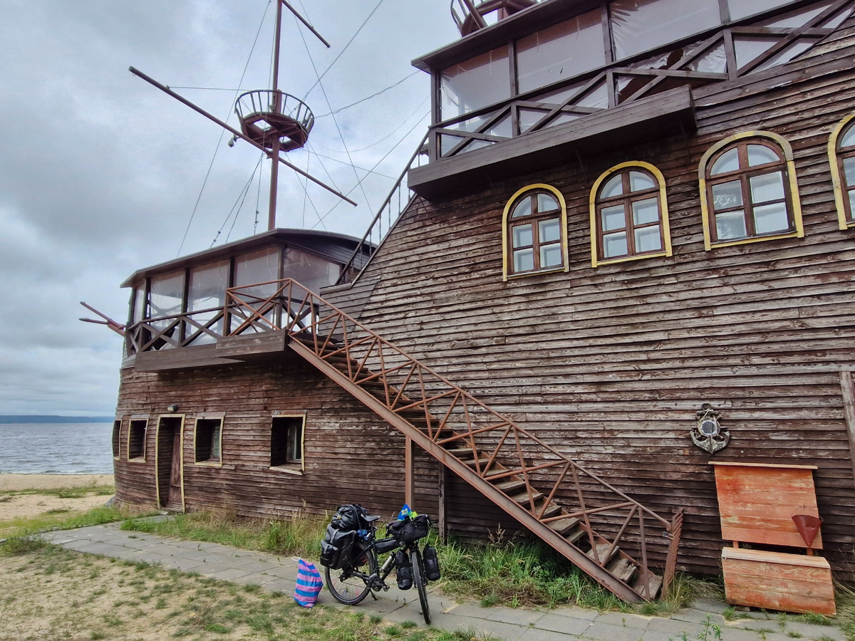 Мусора целый пакет собрал и забираю с собой.