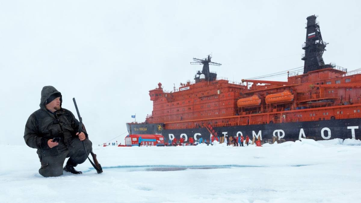    Инспектор национального парка «Русская Арктика» стоит на «медвежьей» вахте во время высадки туристов на лед. Туристический рейс на Северный полюс на атомном ледоколе «50 лет Победы». Благодаря глобальному потеплению Арктика становится еще и туристическим направлением. Отдых в Териберке — селе Кольского района Мурманской области — становится для москвичей делом обычным / Фото: Илья Тимин / РИА Новости