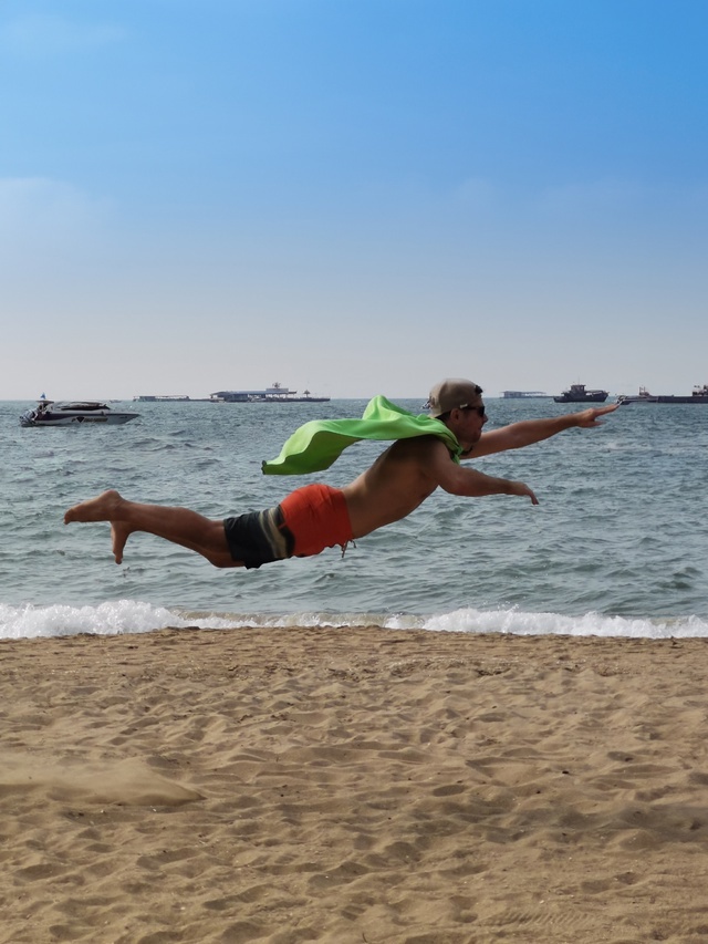 Вдоль пляжа можно арендовать гидроцикл или полетать на парашуте за катером.