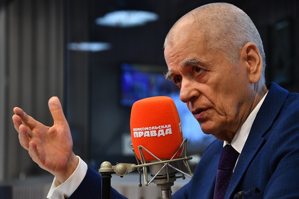    Геннадий Онищенко в студии Радио "Комсомольская правда". Иван МАКЕЕВ