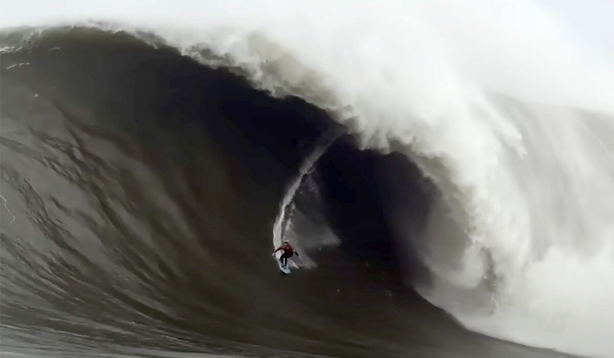     Серфер. Источник: bigwavechallenge/youtube.com Автор фото: Алессандро Слебир