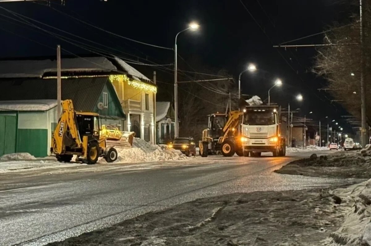    Работы по уборке снега продолжают в Оренбурге