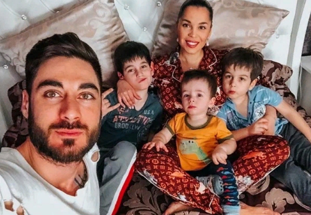 Юлия Колисниченко с Тиграном Салибековым и сыновьями. Фото: соцсети