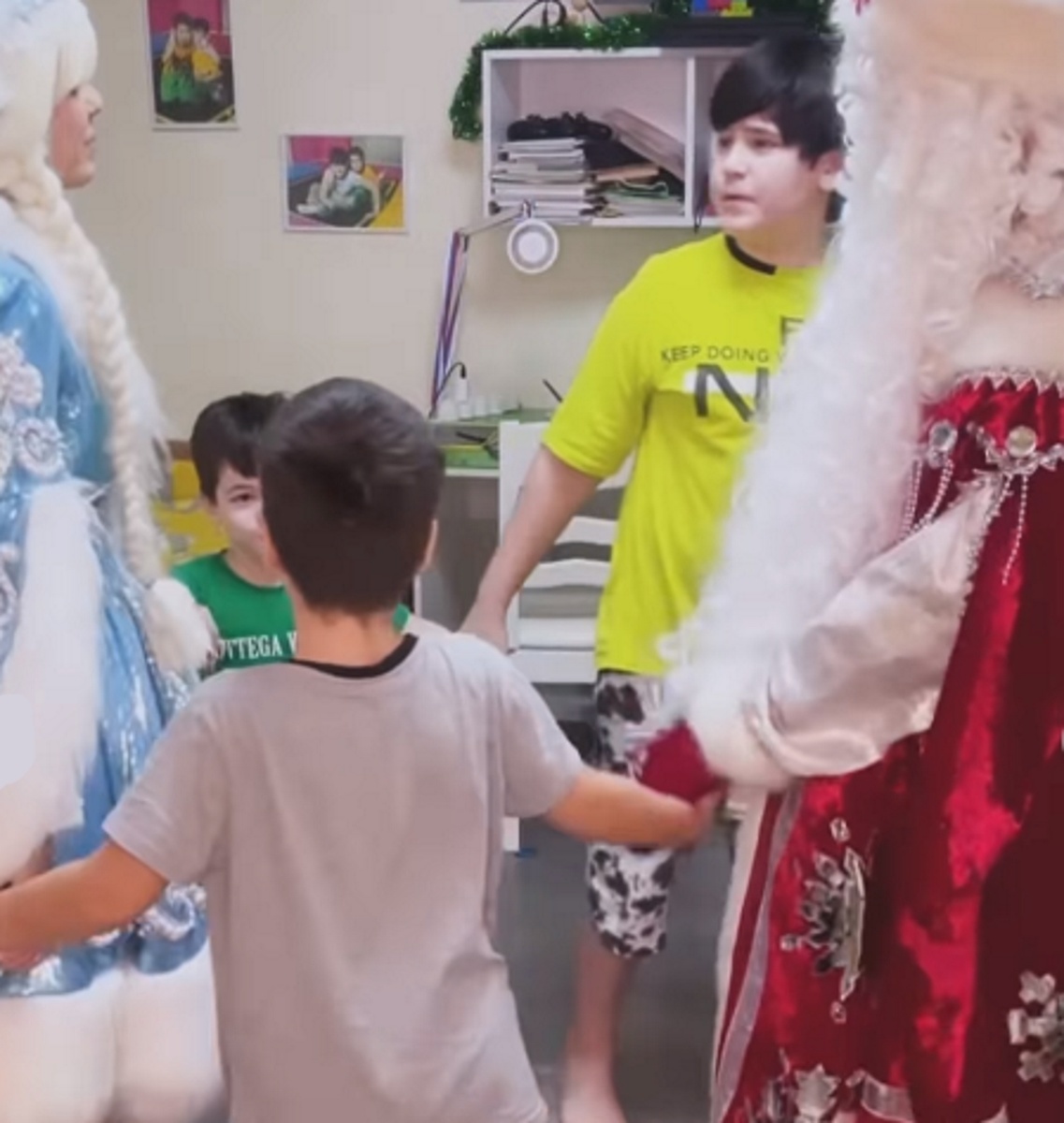 Юлия Колисниченко устроила сыновьям праздник, пригласив Деда Мороза. Фото: соцсети