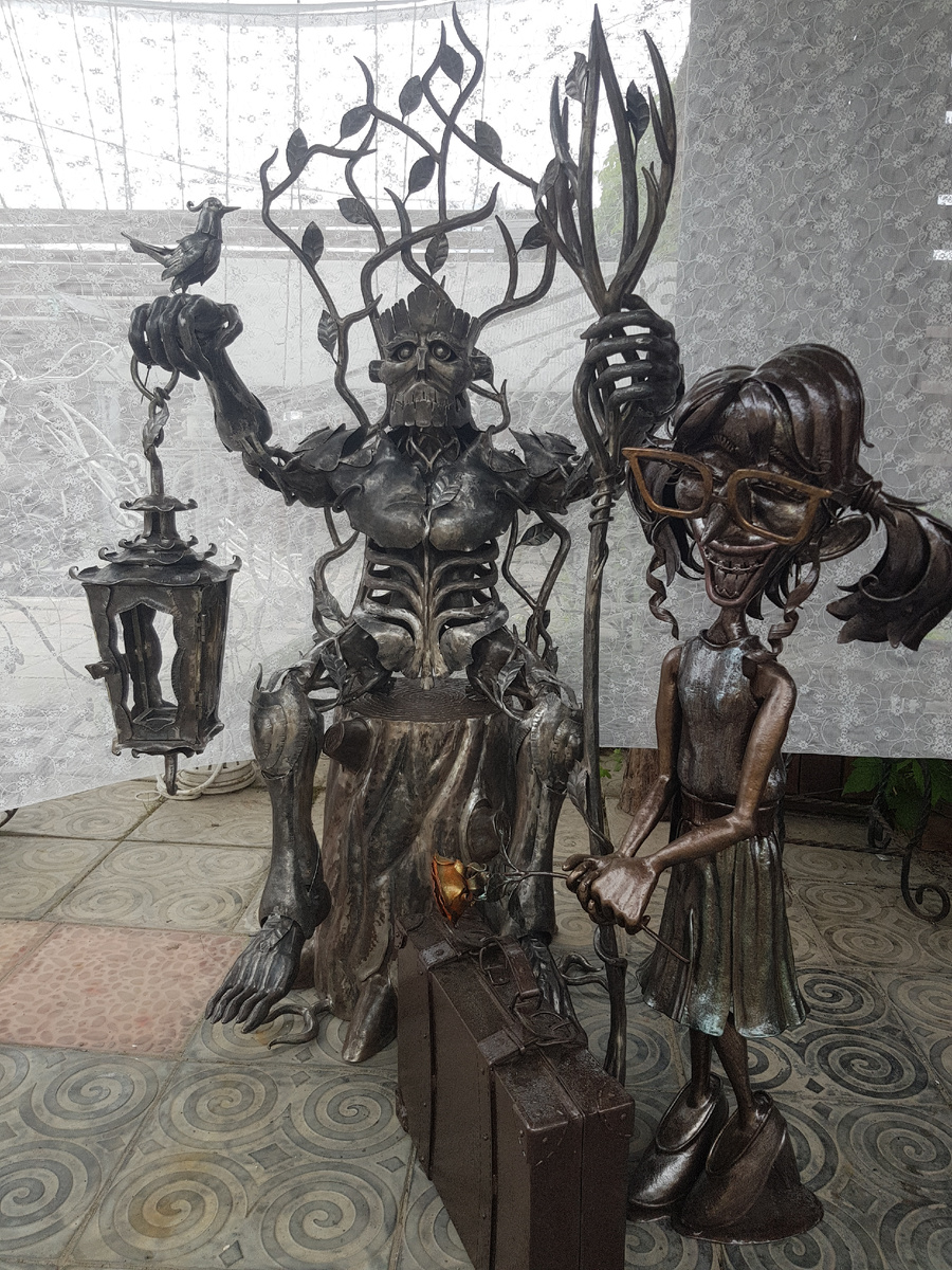 Провинциалка и Ясен пень в Касимове при гостинице "Кузнечный Двор" на Советской 124, тонко намекают, куда надо сходить в Касимове. 