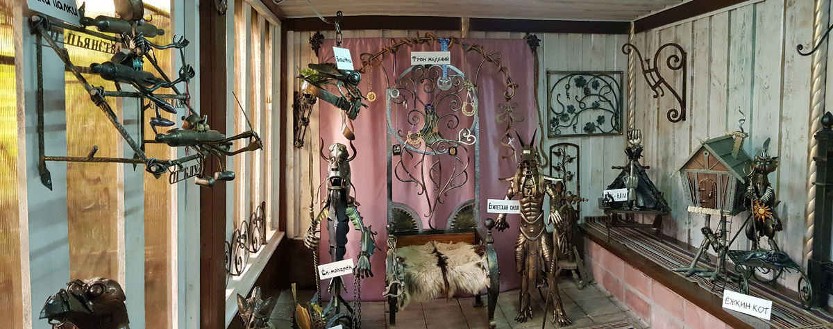 Трон желаний с оберегами 19 века. Что не уголок, то место для посещения в Кузнечном Дворе. города Касимова, Рязанской области.