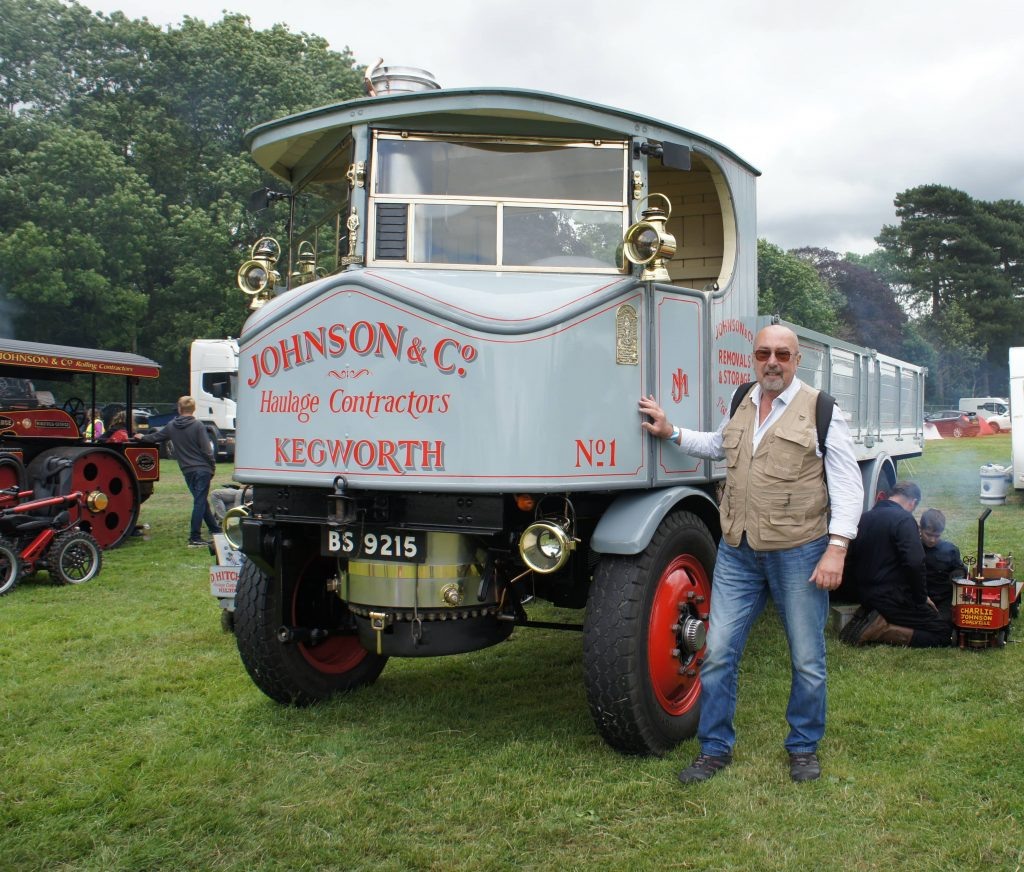 Паровой грузовик Super Sentinel постройки 1928 года, заводской номер 7651. На переднем плане автор статьи.