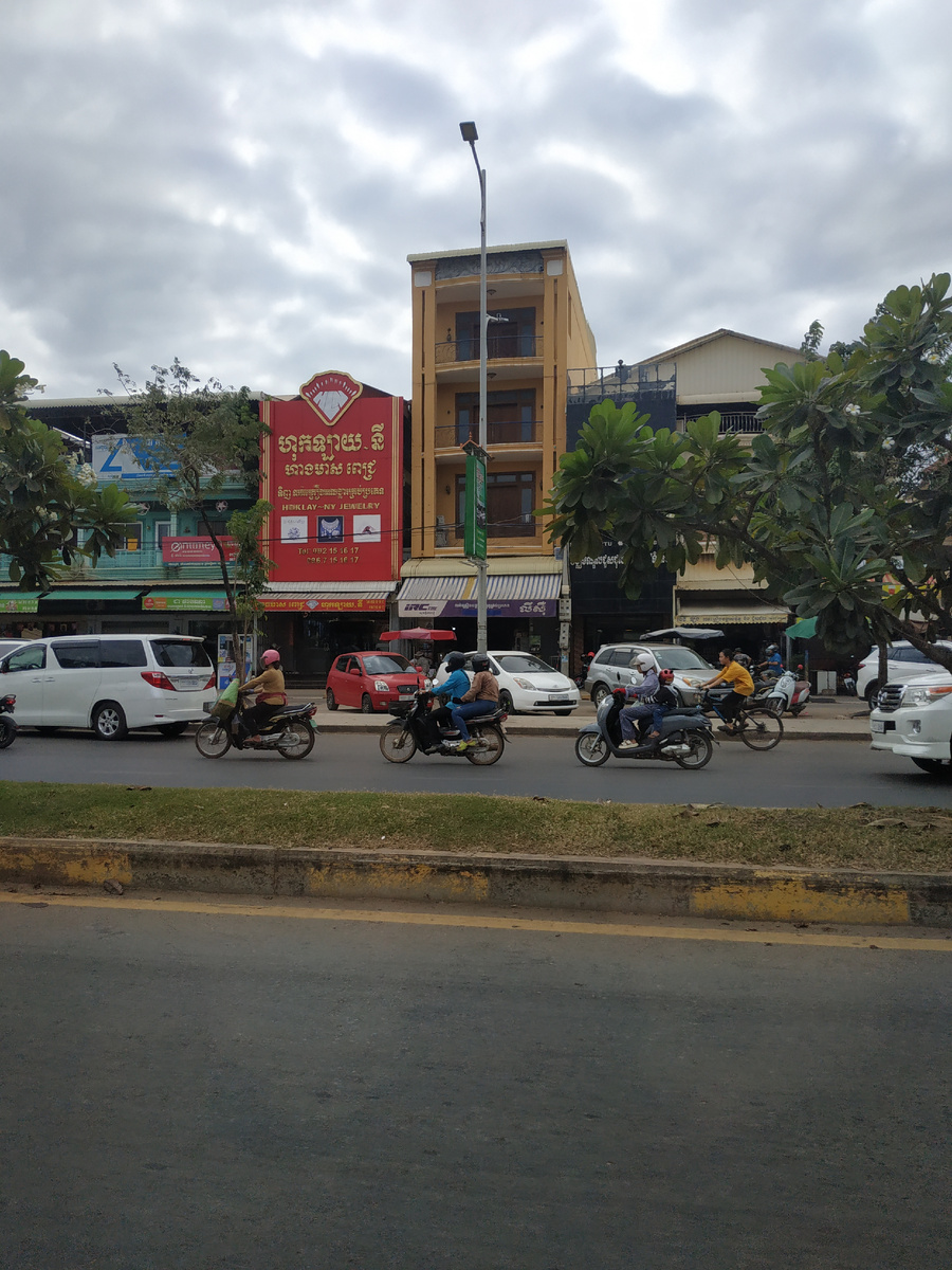 Дорога от аэропорта до Сиемрип. Саванна, плавно переходящая в город