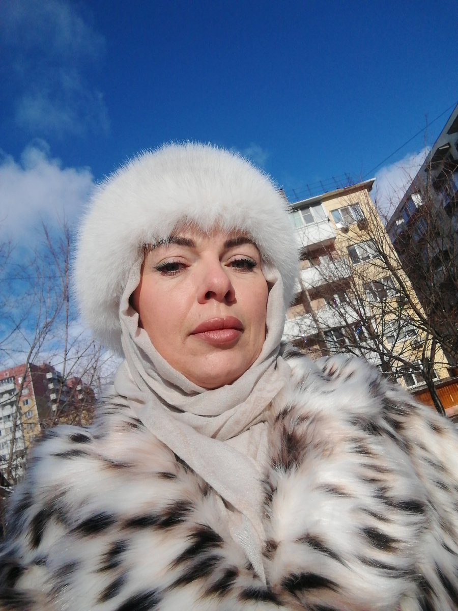 Я в эко шубке и повязке. Шьём сами. 