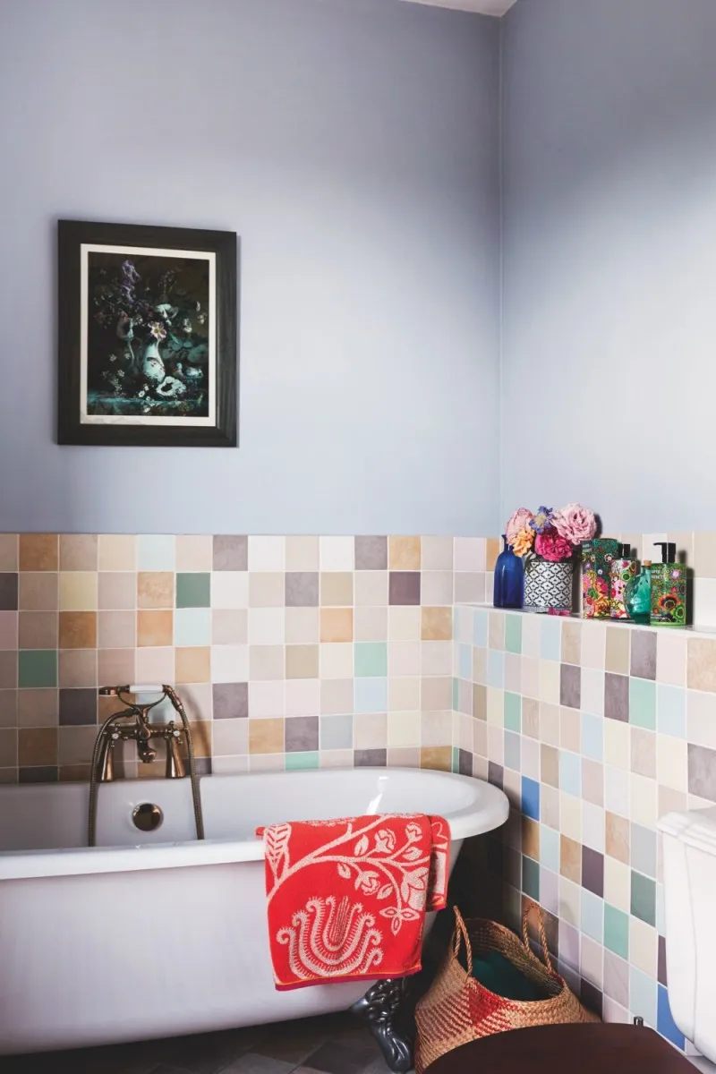 Ванная комната в Гастингсе. Источник: https://www.homesandantiques.com/interiors/homes/riotous-colour-step-inside-kaffe-fassetts-vibrant-home