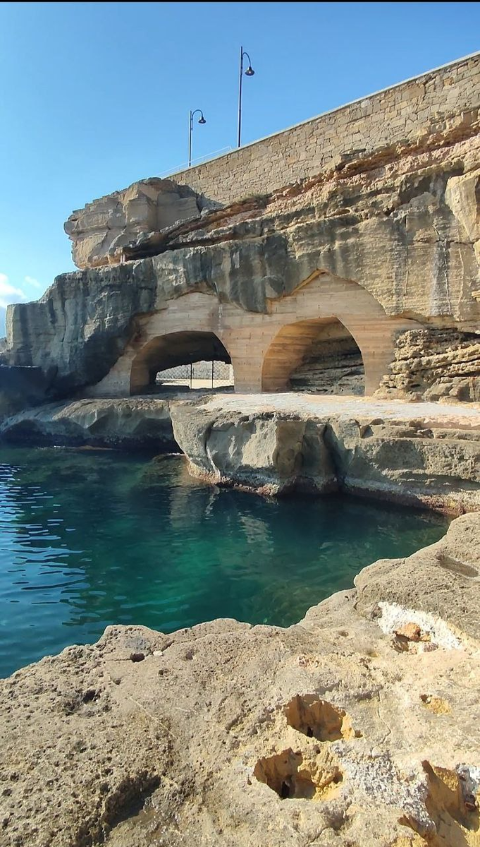 Скалы, море, дворцы, башни все это Санта Чезареа Терме. Фото из личного архива