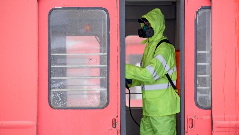    Дезинфекция электропоезда. Автор фото: Ермохин Сергей