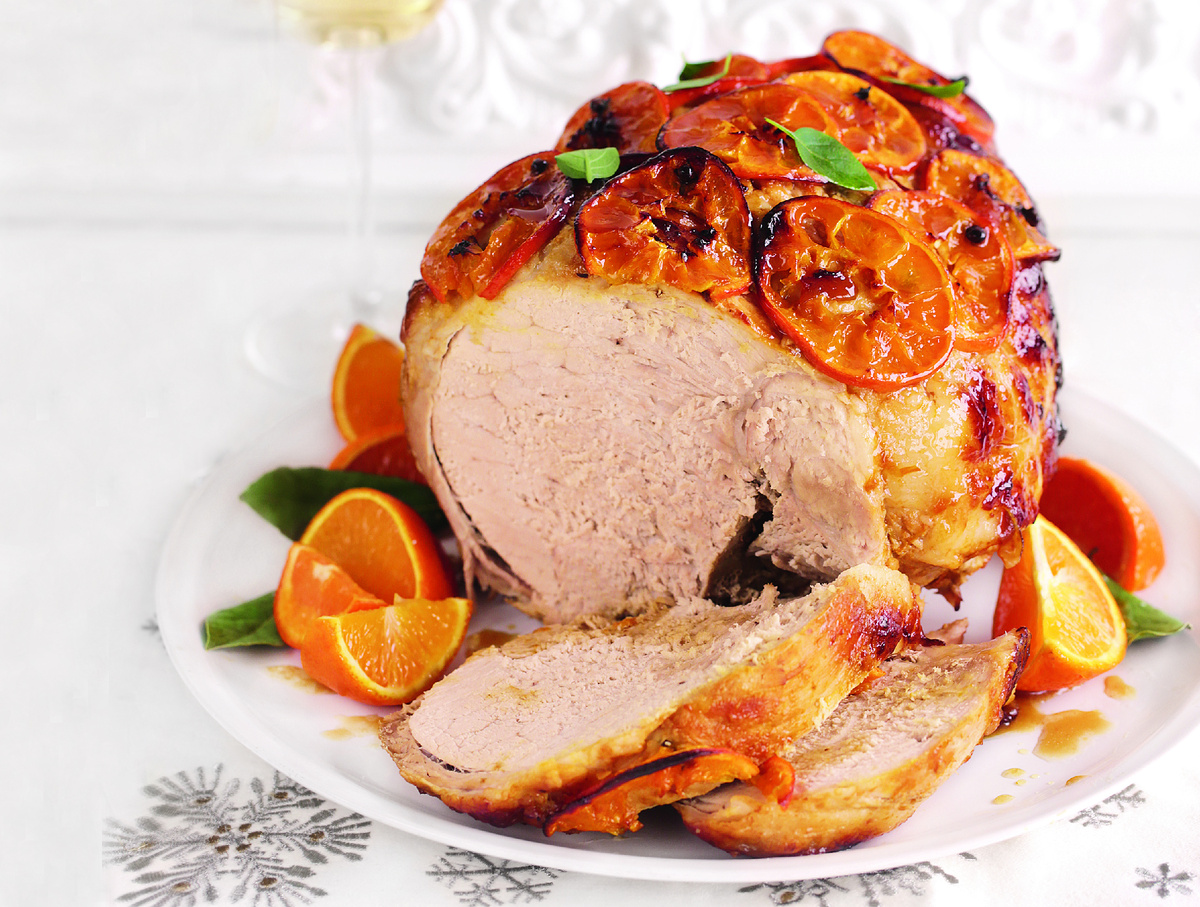 Отварите окорок заранее, заверните в пергамент и храните в холодильнике. 