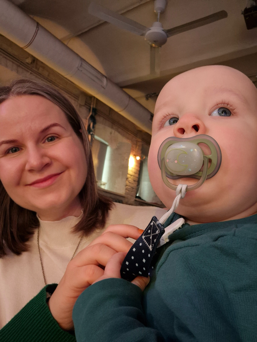 Колянчик смотрит спектакль у меня на руках