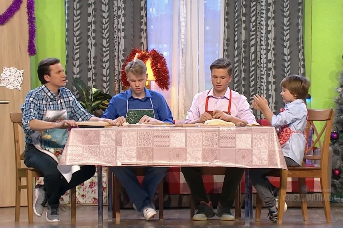 Вячеслав Мясников с сыновьями-двойняшками Константином и Максимом, а также сыном Никитой. Фото: кадр из видео, скриншот