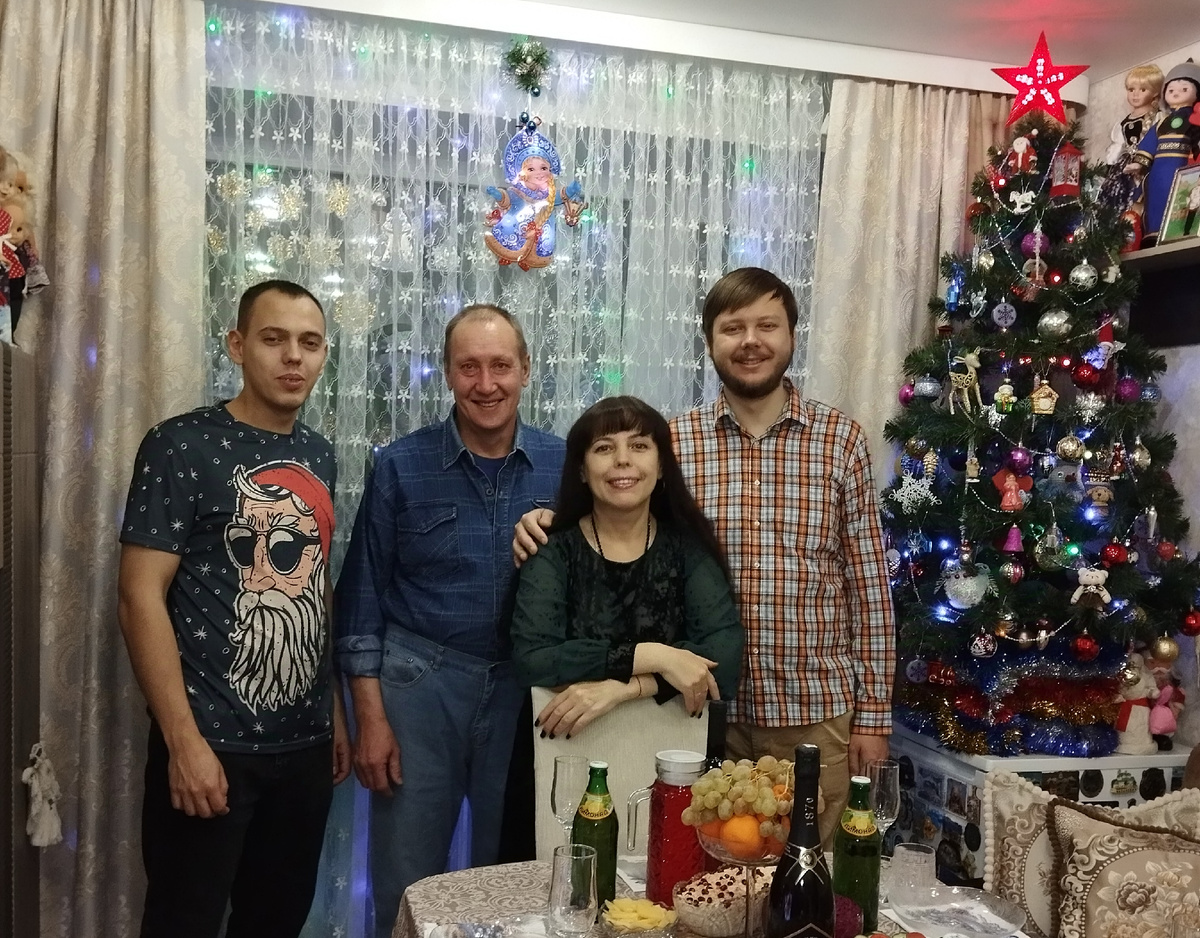 Как раз здесь друг сына очень пригодился. Вся наша семья в сборе. Новый 2025 год