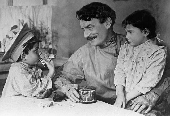 Петр Глебов в роли Григория Мелехова. 