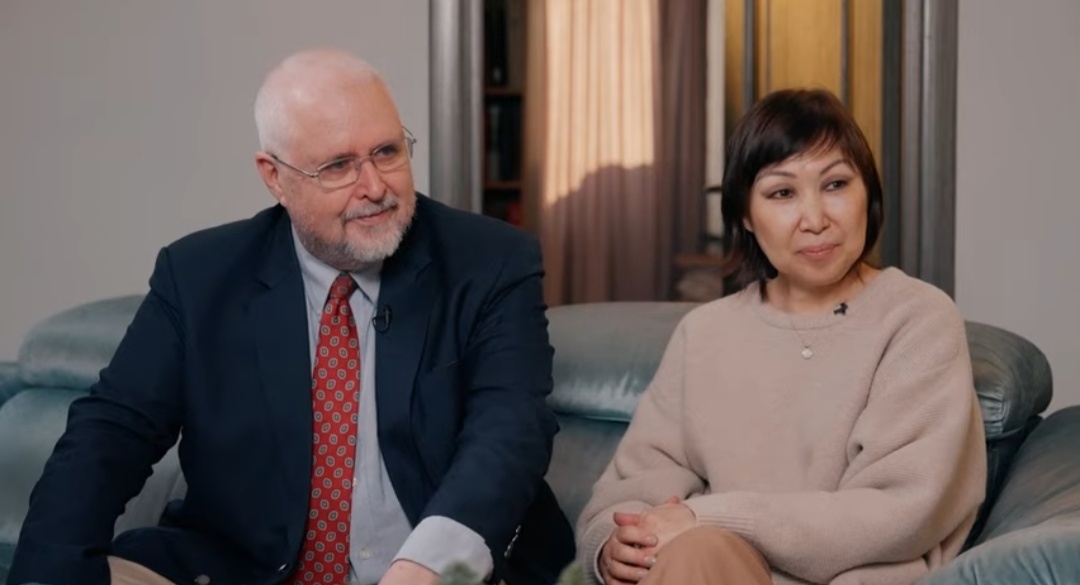 Скриншот из видео. Питер и Екатерина.