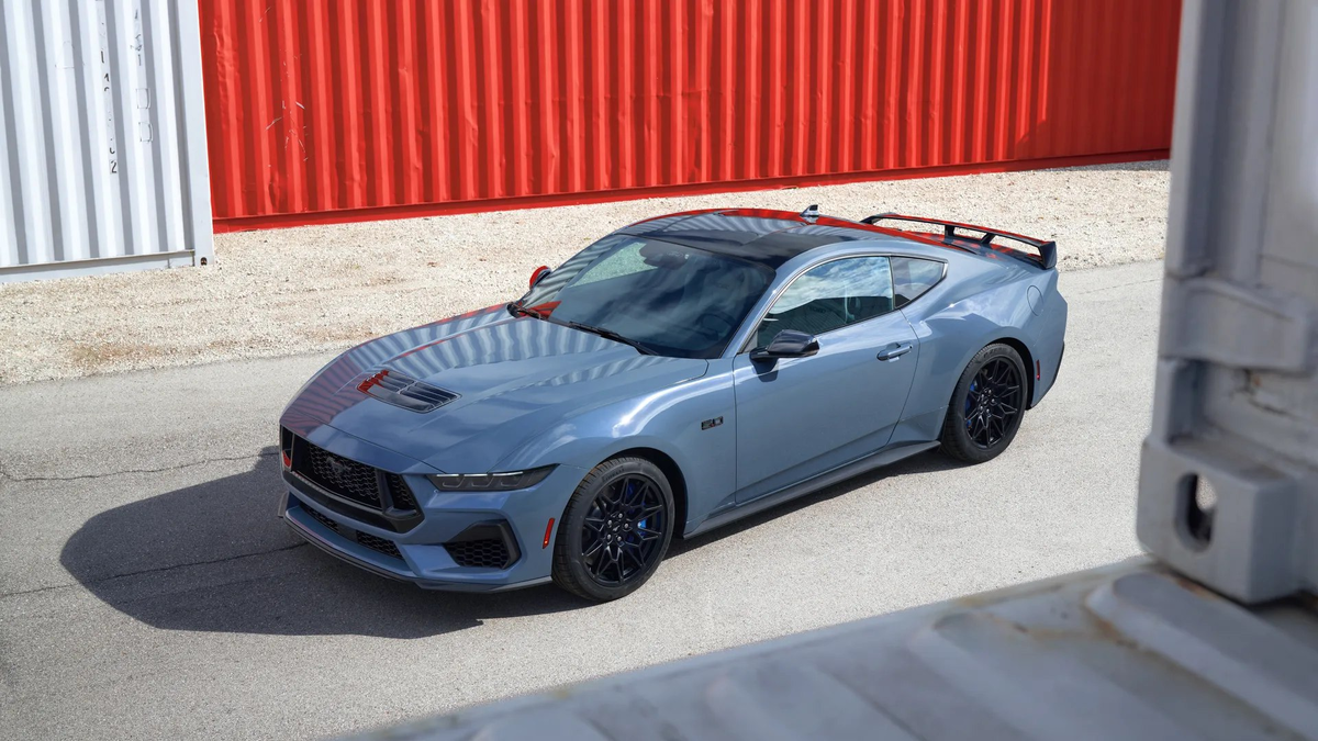 Классический Ford Mustang по-прежнему пользуется спросом, однако динамика для американского производителя по этой модели тревожная.